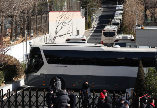 법원이 윤석열 대통령에 대한 체포영장을 재발부해 공조수사본부 차원의 영장 2차 집행 시도가 초읽기에 들어간 9일 오후 서울 용산구 한남동 대통령 관저 정문이 대형버스로 가로막혀 있다.<연합뉴스 사진>